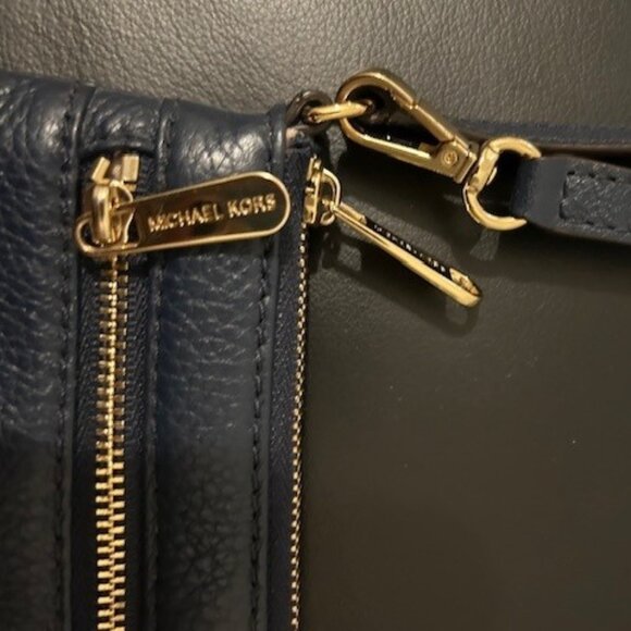NWOT Navy Pebbled leather Michael Kors wristlet - Picture 3 of 6